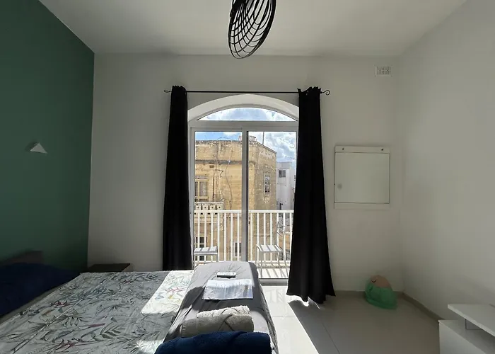 Next To Beach Sliema Stay, Cozy, Air-Conditioned, Self Check-In