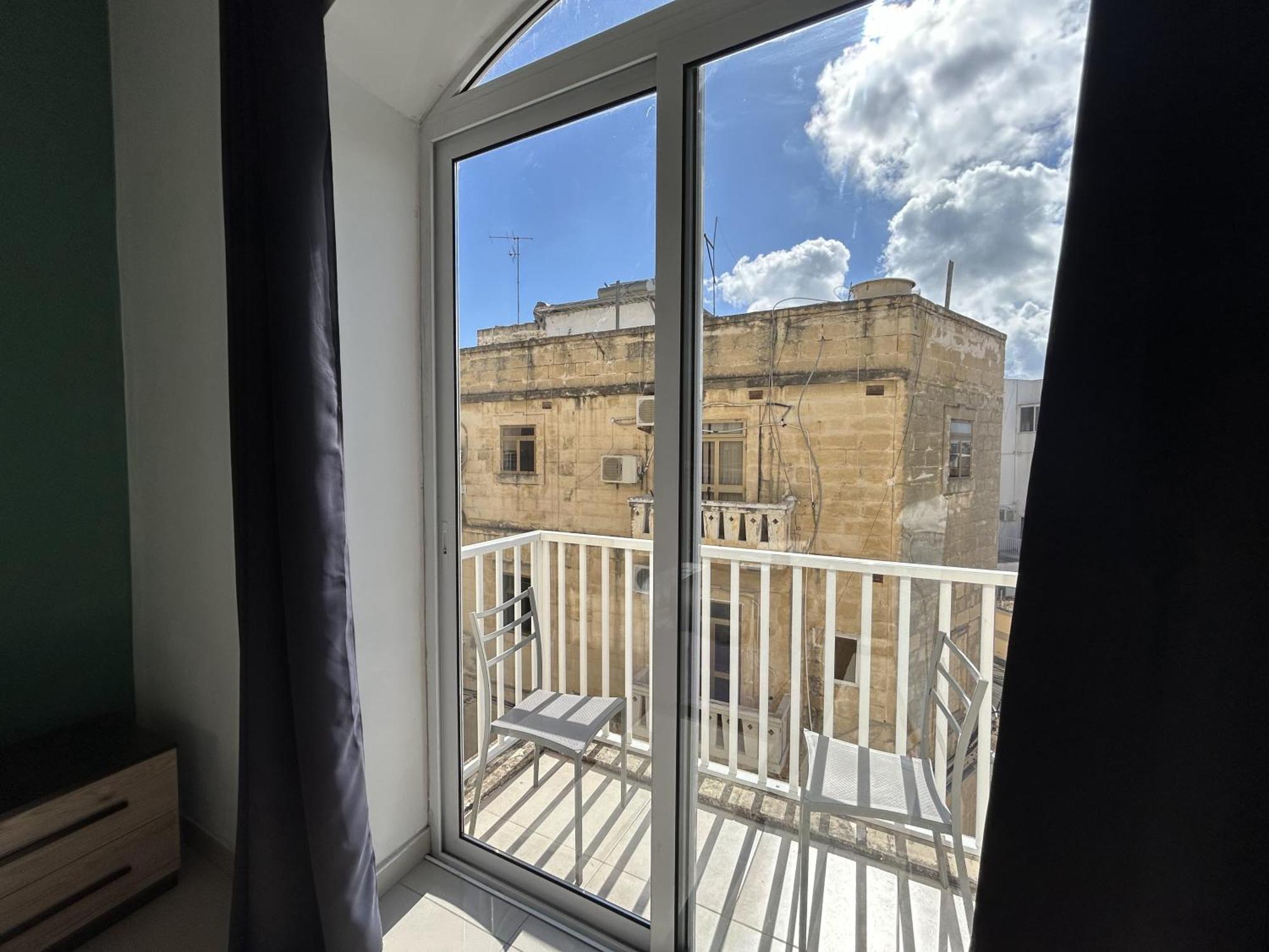 Next To Sliema Stay, Cozy, Air-conditioned, Self Check-in Homestay